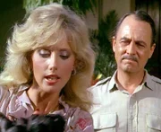 Die schöne und reiche Catherine (Morgan Fairchild), die Higgins (John Hillerman) bei den Vorbereitungen einer Versteigerung unterstützt, stiftet eine wertvolle Statue.