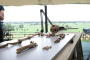 Ein ausgegrabenes Skelett wird zur Ausgrabung gebracht