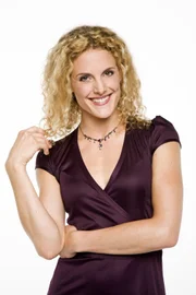 Maja Roth (Barbara Lanz) ist Produktionerin bei Broda & Broda - und die Geliebte von Robert Broda. Maja ist eine clevere junge Frau, die mit einer gesunden Prise Ehrgeiz durchs Leben geht.
