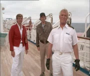 Hannibal (George Peppard, re.), Murdock (Dwight Schultz, Mitte) und Face (Dirk Benedict, li.) müssen sich vorerst geschlagen geben und ihre Waffen niederlegen...