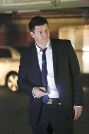 Booth (David Boreanaz) sucht nach Spuren, die zum Mörder von dem Schachmeister Magnuson führen könnten.
