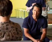 Nicole (Lesley Fera) und Dr. Alex Park (Will Yun Lee) +++ Die Verwendung des sendungsbezogenen Materials ist nur mit dem Hinweis und Verlinkung auf RTL+ gestattet.