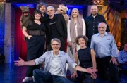 Zu Gast bei den Mitternachtsspitzen: (v.l.n.r.) Teresa Reichl, Torsten und Steffi (Michael Hatzius), Mathias Tretter, Christoph Sieber (Gastgeber), Anissa Loucif, Karen Dahmen. Philip Simon, Martin Maier-Bode
