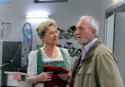 ARD STURM DER LIEBE FOLGE 1317, am Mittwoch (08.06.11) um 15:10 Uhr im ERSTEN. Hildegard (Antje Hagen, l.) verrät dem erstaunten Alfons (Sepp Schauer, r.), dass Käthe früher in ihn verliebt war.