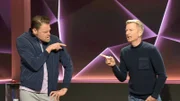 Gastgeber Max Giermann (l.) und Michael Kessler.  Die Verwendung des sendungsbezogenen Materials ist nur mit dem Hinweis und Verlinkung auf RTL+ gestattet.