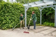 In der „Natur sucht Garten“-Anlage auf der Garten Tulln entsteht eine regenfeste Pergola für einen Sitzplatz.