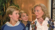 Als Claudia (Nora Binder, Mi.) der Familie Degenhardt den Mann präsentiert, den sie für iher Mutter auserwählt hat, sind Alex (Wolke Hegenbarth, li.) und Anke (Maren Kroymann) völlig entgeistert...