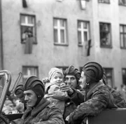 Offiziell beschwört die Sowjetarmee ihre "Waffenbrüderschaft" mit der DDR. Doch Liebesbeziehungen zwischen Soldaten und deutschen Frauen werden unterbunden. Manche "Russenkinder" lernen ihren Vater nie kennen.