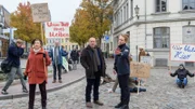 Marlies Plattke (Judith von Radetzky, l.) sowie weitere Bewohnende eines "Seniorentreffs" demonstrieren öffentlich aus Sorge, dass sie aus ihrem Vereinsgebäude geworfen werden. Paula Moorkamp (Stella Hinrichs, r.) versucht vergeblich die Straße für die wartenden Autos zu räumen, während sich Kriminalhauptkommissar Jan Reuter (Udo Kroschwald, M.) über die Vorsätze der Demonstrierenden informiert. Schafft es das Team vom Wismarer Revier, die Lage unter Kontrolle zu bringen?