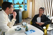 Lucie (Julia Wiedemann) will ihre Gefühle für Ben unter Arbeit begraben. Links Deniz (Igor Dolgatschew)