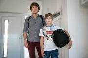 Tom Kowalski (Steffen Schroeder) bringt den Sohn des Ermordeten Linus Armbruster (Johann Schroeder)