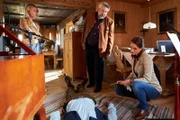 Pathologin Mai (Sina Wilke, r.) informiert die Kommissare Stadler (Dieter Fischer, M.) und Winter (Vanessa Eckart, l.) über die Todesursache des Pianisten (Komparse).