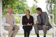 Überrascht nimmt Kommissar Sven Hansen die Aussagen der Heimbewohner Laura und Kurt Schreyer zur Kenntnis (v.li.: Herman van Ulzen, Gabriele Dossi, Igor Jeftic).