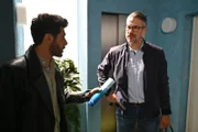 Henning (Stefan Bockelmann, r.) wird vorsichtig von Matteo (Riccardo Angelini) gewarnt, bei Dragan wachsam zu sein.