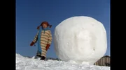 Pippi (Inger Nilsson) hat aus dem ersten Schnee eine riesige Kugel gebaut, die den beiden Ganoven Donner-Karlsson und Bloom gleich zum Verhängnis werden wird.