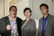 Die Kommissare Korbinian Hofer (Joseph Hannesschläger, l.) und Sven Hansen (Igor Jeftic, r.) sind über die Aussagen von Heimleiterin Cornelia Wesslinger (Kathrin Spielvogel, M.)sehr erstaunt.