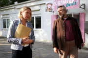 Die Kommissare Winter (Vanessa Eckart, l.) und Stadler (Dieter Fischer, r.) konnten die am Tatort entwendete Akte wiederfinden.