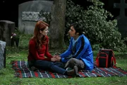 Lässt sich Raj (Kunal Nayyar, r.) breitschlagen, Emilys (Laura Spencer, l.) Fantasie zu erfüllen und mit ihr auf dem Friedhof zu schlafen?; Lässt sich Raj (Kunal Nayyar, r.) breitschlagen, Emilys (Laura Spencer, l.) Fantasie zu erfüllen und mit ihr auf dem Friedhof zu schlafen?