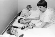 In Wochenkrippen wähnen viele Eltern ihre Kinder gut aufgehoben. Schon zu DDR Zeiten attestieren Studien manchen Kindern Entwicklungsstörungen. Doch davon erfahren die Eltern nichts.