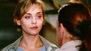 Mona (Anja Beatrice Kaul, li.) kehrt nach ihrer erfolgreichen Augenoperation nach Reutlitz zurück. Ihr 'neues' Auge sieht täuschend echt aus (re. Katy Karrenbauer).
