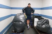 Justin Casey hat seine Wohnung verloren und muss seine Sachen einlagern.