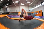 Eric Mayer versucht einen Rückwärtssalto auf dem Trampolin zu lernen.