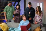 Ronja (Theresa Traser, vorne) ist gerührt, als ihre Familie die Abi-Zeugnisverleihung nach Hause holt. Stehend v.l.: Bambi (Ben Heinrich), Sina (Valea Scalabrino), Gunnar (Paul Cless) und Nadine (Floriane Eichhorn)