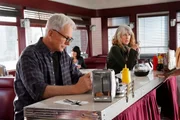 Leroy Jethro Gibbs (Mark Harmon, l.) und Marcie Warren (Pam Dawber, r.)