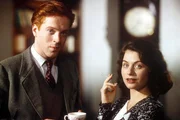Leonard Bateson (Damian Lewis), Sally Finch (Paris Jefferson).