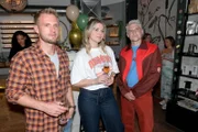 Paul (Niklas Osterloh, l.), Alicia (Josefin Bressel) und Moritz (Lennart Borchert) freuen sich für Toni an deren Geburtstag.