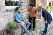 Auf einer Stuttgarter Kriminalkonferenz wurde ein vortragender Professor erschossen und die Stuttgarter Ermittler suchen weiter nach der Tatperson – was sich als gefährliches Unterfangen entpuppt: Als Kriminalkommissar Jo Stoll (Peter Ketnath) einem dringend Tatverdächtigen einen Besuch abstatten möchte, wird er plötzlich niedergeschlagen. Kriminalhauptkommissarin Martina Seiffert (Astrid M. Fünderich, r.) und Ex-Kollegin Nele Becker (Nina Siewert, M.) können nur noch erste Hilfe leisten.
