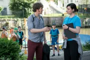 Tom Kowalski (Steffen Schroeder) ermittelt in einem Ruderclub. Er befragt die Trainerin Olga Koch (Stephanie Petrowitz)