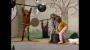 Was der "starke August" kann, das kann Pippi Langstrumpf (Inger Nilsson, l.) schon lange. Sie hebt seine Gewichte, als wären sie aus Pappe.