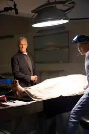 Leroy Jethro Gibbs (Mark Harmon, l.), Dr. Jimmy Palmer (Brian Dietzen, r.).