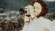 "Das war dann mal weg - Auf Achse": Ein junger Mann filmt mit einer Super-8-Kamera die Landschaft.