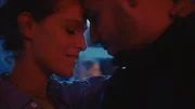 Zoé (Ariane Labed) und Idir (Mehdi Djaadi) kommen sich bei Feiern in Clubs immer näher. Doch es dauert nicht lange, bis Idir erkennt, dass Zoé nur über etwas hinwegtäuschen will.