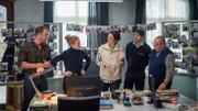 Die Ermittelnden Lars Pöhlmann (Dominic Boeer, l.), Paula Moorkamp (Stella Hinrichs, 2.v.l.), Karoline Joost (Nike Fuhrmann, M.), Eddi Jansons (Gustavs Gailus, 2.v.r.) und Jan Reuter (Udo Kroschwald, r.) diskutieren am Tisch von Eddi über die verschiedenen Tatverdächtigen im Revier. Könnte es eines der Vereinsmitglieder gewesen sein? Paula findet jedoch einen wichtigen Hinweis, der eine Person von außerhalb ins Visier nimmt.