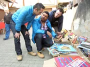 Die Trödel-Experten Mauro Corradino (li.) und Sükrü Pehlivan mit Torsten beim Hausflohmarkt.