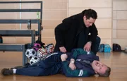 Hannes Seela (André Dietz) ist bei einem Trainingsspiel in der Turnhalle ausgerastet und gestürzt. Dr. Philipp Brentano (Thomas Koch), der gerade mit seinem kleinen Sohn anwesend war, leistet erste Hilfe.