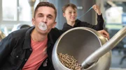 Kauen, knatschen, Blasen machen – warum wird Kaugummi im Mund so elastisch? Und für wie lange? Eric macht den Materialtest.