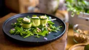 Tariks Gurkeninvoltini auf Wildkräutersalat. Weitere Fotos erhalten Sie auf Anfrage.