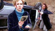 Bine (Anette Hellwig, li.) findet ein Foto von Eva (Karen Böhne, re.hi.) mit ihrem Vater und schließt daraus, dass Evas Vater sie als Kind gequält hat. Ist das die Erklärung für Evas Verhalten?