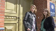 Luna Kunath (Caroline Erikson, r.) und Tamara Meurer (Anja Pahl, l.) werden von der Presse vor dem Kommissariat zu den Ereignissen rund um den Tod von Jonas Herfurth befragt und den Enthüllungen, die Frank Ollendorf auf seinem Blog veröffentlicht hat.