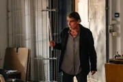 Als Fritz Bukowski (Martin Feifel) nach den Befragungen wieder in seiner Detektei ankommt, stehen die Türen offen und alles ist verwüstet worden. Hält sich der Täter noch dort auf?