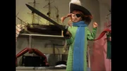 Beim Kramen nach den Winterpullovern findet Pippi (Inger Nilsson) auch einige Seeräuberutensilien, die sie gleich anprobieren muss.
