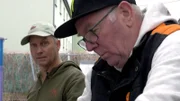 Michael (li.) und Kumpel Lothar sind traurig, dass Dagmars Häuschen in Kürze abgerissen wird