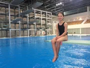 Die zwölfjährige Wasserspringerin Sina will den zweieinhalbfachen Rückwärtssalto aus dem Stand lernen.