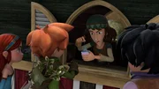 Die Kräuterfrau (2.v.re.) bestätigt Robin (2.v.li.) und seinen Freunden, dass Prinz John von einem Giftpfeil getroffen wurde.