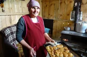 Lily mit selbst gebackenen Keksen
