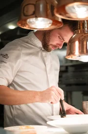 SÜDWESTRUNDFUNK Am Pass - Geschichten aus der Spitzenküche - Tobias Schmitt "Köstlich, akkurat und stets ein Genuss" lautet das Credo des Mainzer Sternerestaurant Favorite. Dahinter steckt Küchenchef Tobias Schmitt, der eine leichte, moderne Küche etabliert hat.